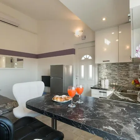 Dalmatian Modern With Tavern Apartment *